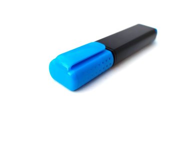 beyaz arkaplanda siyah ve mavi işaretleyici izole