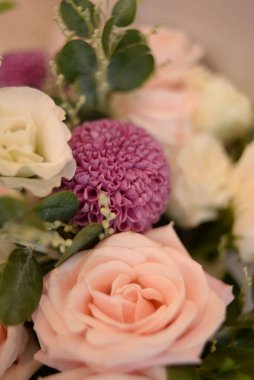 Renkli güller ve kasımpatılardan oluşan bir çiçek buketinin dikey çekimi