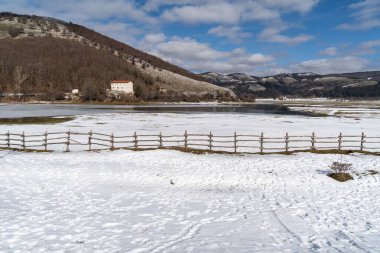 Kış boyunca Laceno Gölü manzarası, Bagnoli Irpino, Campania, İtalya