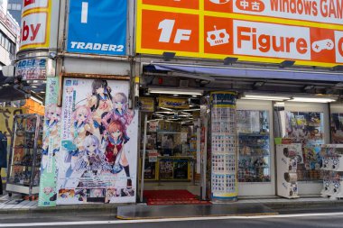 Akihabara, Japonya- 14 Ağustos 2020: Akihabara 'daki bir mağazanın dışını posterler süslüyor.