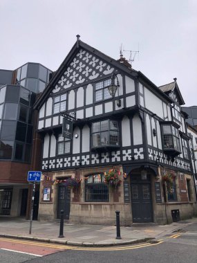 Chester, İngiltere 'de bir halk evinin düşük açılı görüntüsü