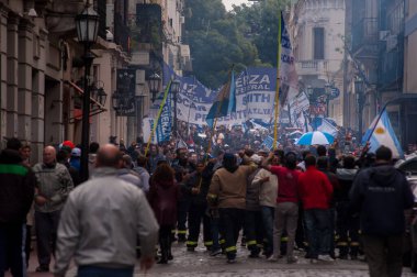Buenos Aires, Arjantin 'deki İşçi Bayramı mitingi sırasında posterleri olan İspanyol göstericiler