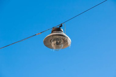 Schilpario, İtalya 'da donmuş bir sokak lamo' sunun alçak açılı çekimi.