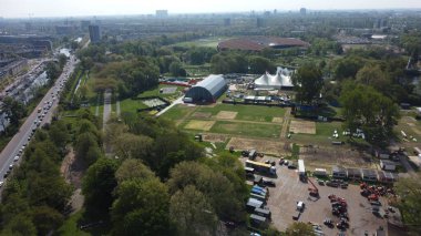 Hollanda, Lahey 'deki bir yerleşim bölgesinin ve küçük bir stadyumun havadan görüntüsü