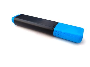 beyaz arkaplanda siyah ve mavi işaretleyici izole