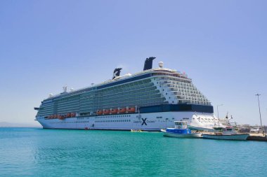 Ünlü Yansımalı yolcu gemisi, Yunanistan 'ın Katakolo limanında, yedi katlı muhteşem balkonları olan fantastik yolcu gemisi.