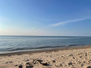 Güneşli bir günde güzel kumlu bir sahil