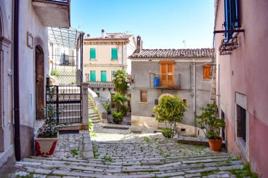 İtalya 'nın Morcone kentindeki eski evler arasında dar bir sokak.