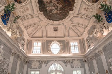 Kadriorg Sarayı 'nın tavanında mermer heykellerle çekilmiş alçak açılı bir fotoğraf. Estonya, Talliinn