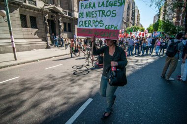 Kürtaj yanlısı göstericilerin Buenos Aires, Arjantin 'de düzenlenen kürtaj yanlısı yasa mitinginde protestosu