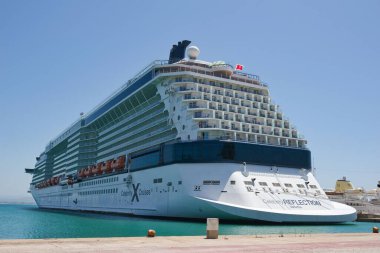 Ünlü Yansımalı yolcu gemisi, Yunanistan 'ın Katakolo limanında, yedi katlı muhteşem balkonları olan fantastik yolcu gemisi.