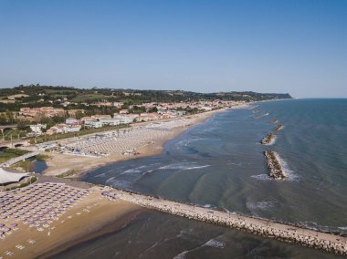 Denizi, plajları ve şemsiyeleriyle fano manzarası