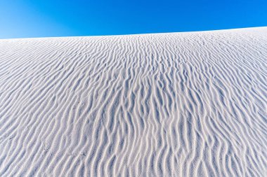 Güneşin altında beyaz kumlardan oluşan güzel bir manzara.