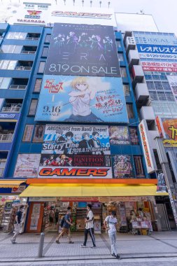 Akihabara, Japonya- 26 Ağustos 2020: Akihabara 'daki bir binayı kapsayan billboard.