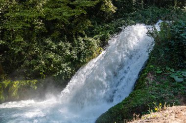 Marmore Şelalesi, Umbria, İtalya 'da güçlü bir su akıntısı.