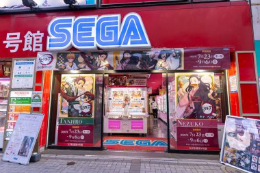 Akihabara, Japonya- 26 Ağustos 2020: Anime dekorasyonları Akihabara 'daki bir oyun merkezini kapsıyor.