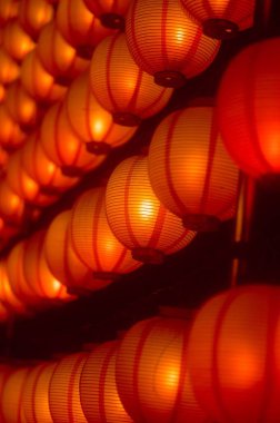 Portakal rengi Çin fenerlerinin dikey yakın plan görüntüsü.