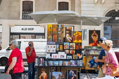 Barselona, İspanya - 28 Mayıs 2022: Rambla de Barcelona 'daki Flamenko sanat eserlerinin sokak tezgahı (İspanya)).