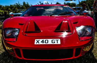 Açık havada park edilmiş kırmızı Ford GT40 klasik arabanın yakın çekim görüntüsü.