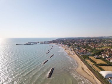 Denizi, plajları ve şemsiyeleriyle fano manzarası