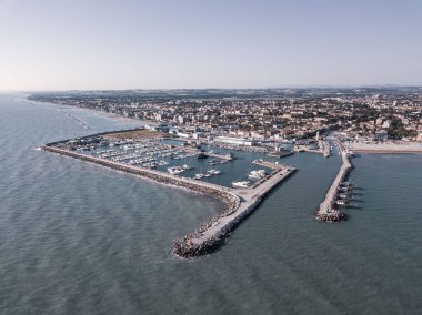 Fano 'nun deniz ve liman manzarası