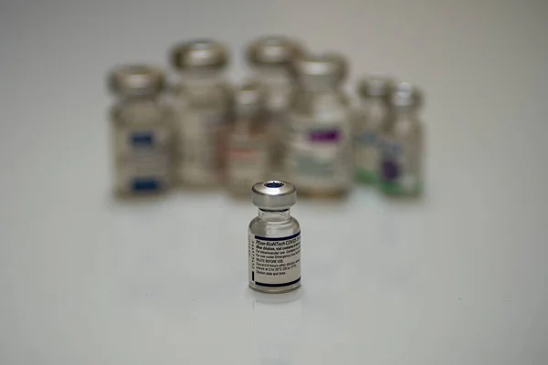 Een Close Van Het Pfizer Biontech Covid Vaccin Langs Andere — Stockfoto