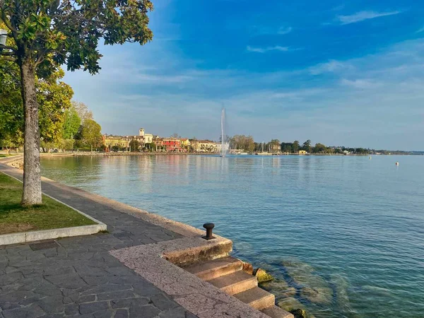 Kék Kék Tenger Felett Melyet Város Part Menti Részéből Fogtak — Stock Fotó