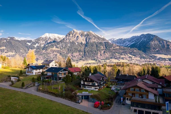 Les Images Drones Des Bâtiments Ville Contre Les Montagnes — Photo