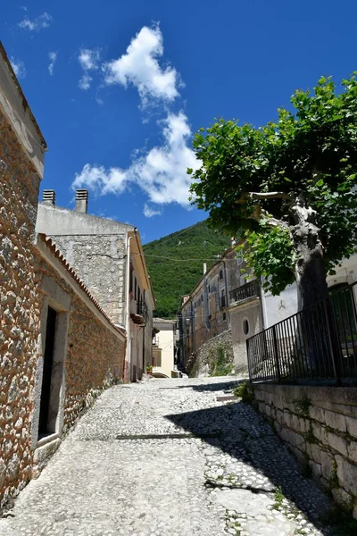 在San Donato Val Comino村 一条狭窄的街道被石头建筑环绕 — 图库照片