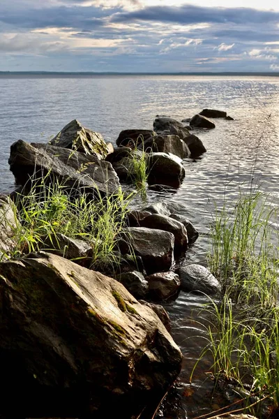 Прекрасная Утренняя Сцена Мокрых Камней Вдоль Берега Озера — стоковое фото
