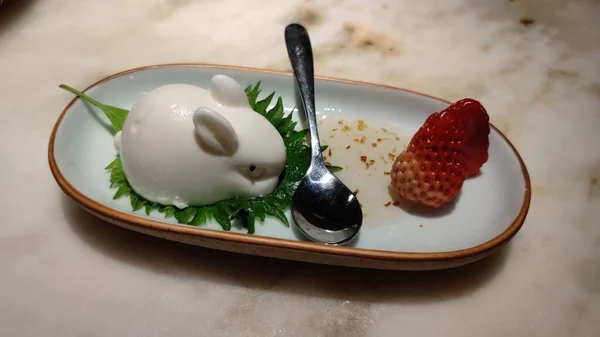 イチゴを添えてパンナコッタのウサギのクローズアップショット — ストック写真