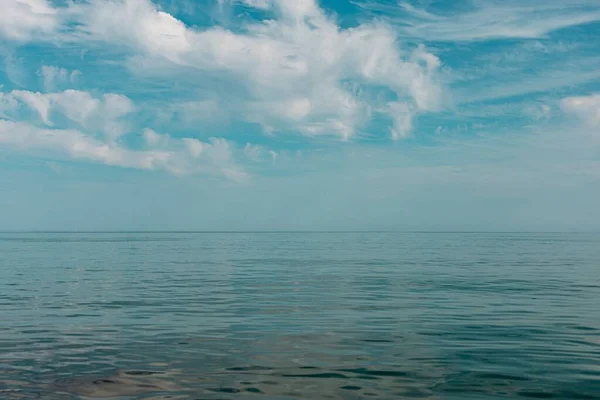 Okouzlující Výhled Krásné Moře Pod Zamračenou Oblohou — Stock fotografie