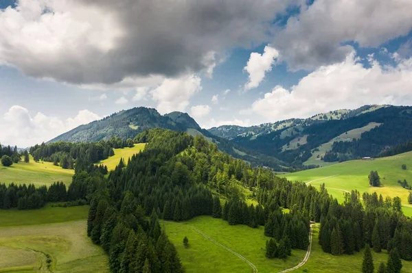 Una Hermosa Vista Los Alpes Bávaros Extiende Contra Cielo Nublado — Foto de Stock