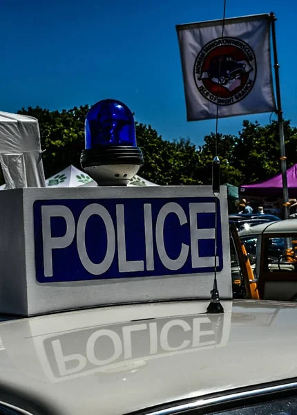 Die Vertikale Ansicht Eines Oldtimer Polizeiautos Mit Blaulicht Und Schild — Stockfoto