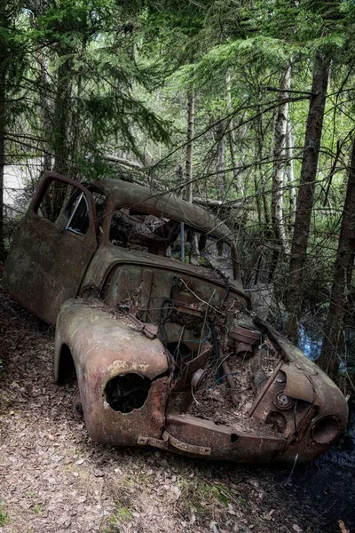 Egy Autós Temető Található Egy Erdőben — Stock Fotó