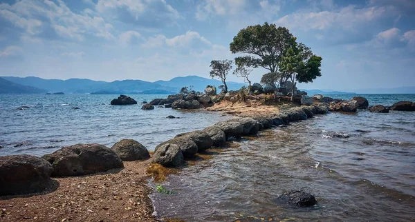 Beau Lac Avec Des Arbres Des Collines Horizon — Photo