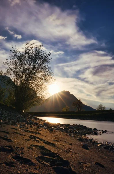 Ein Faszinierender Blick Auf Das Meer Mit Bergen Hintergrund Vor — Stockfoto