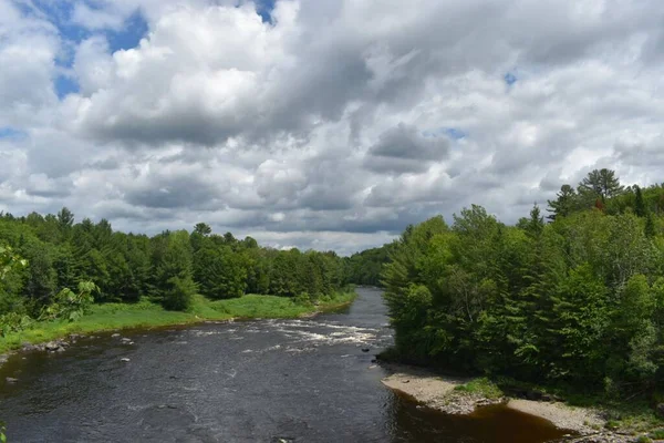 Widok Krajobrazu Rzeki Płynącej Lesie East Angus Quebec Kanada — Zdjęcie stockowe