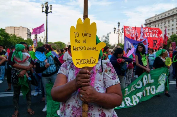 在阿根廷布宜诺斯艾利斯举行的支持堕胎法集会期间举行的支持堕胎的示威者抗议活动 — 图库照片