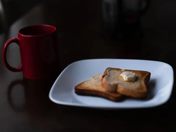Tost Ekmeği Tereyağlı Kırmızı Bardaklı — Stok fotoğraf