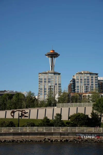 Vertikal Bild Space Needle Och Moderna Byggnader Avstånd Seattle Washington — Stockfoto