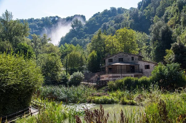 Una Vieja Casa Con Pequeño Lago Parte Delantera Una Niebla —  Fotos de Stock