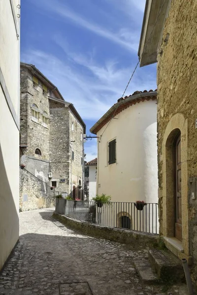 意大利Fontana Liri村老房子之间一条狭窄的铺面街道的垂直截图 — 图库照片