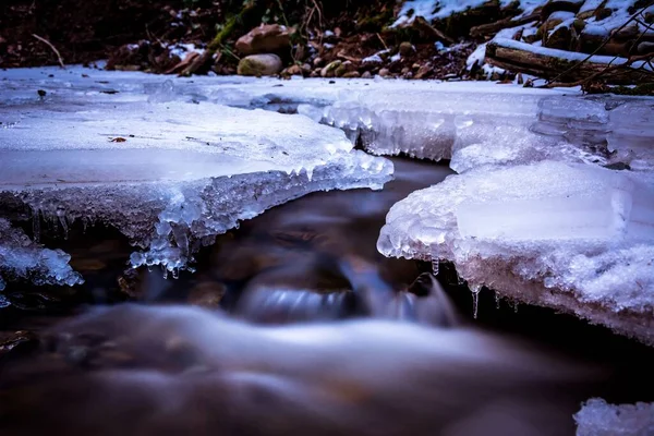 在冰冻冰下具有丝状效果的水流的特写 — 图库照片