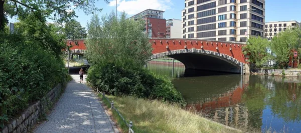 Frau Läuft Auf Dem Fußweg Landwehrkanal Der Nähe Der Taubenbrücke — Stockfoto