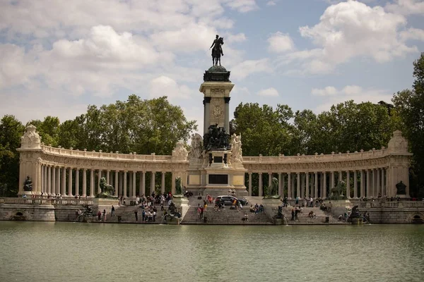 Das Denkmal Für Alfonso Xii Retiro Park Mit Touristen — Stockfoto