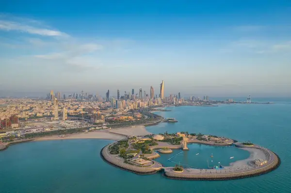 Hög Vinkel Bild Den Gröna Med Skyline Staden Kuwait Bakgrunden — Stockfoto