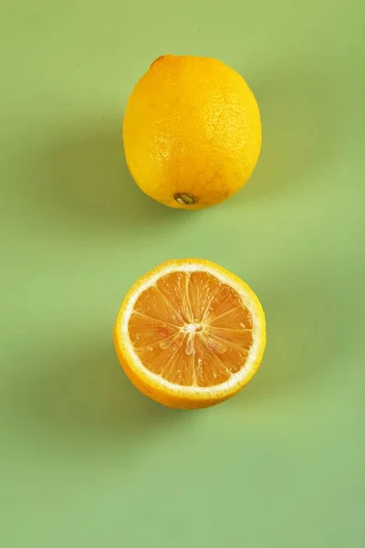 Bir Bütün Kahverengi Bir Kumaş Üzerinde Dilimlenmiş Bir Limon — Stok fotoğraf