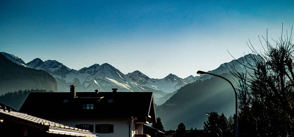 Una Hermosa Vista Pequeño Pueblo Con Cordillera Distancia Allgau Oberstdorf —  Fotos de Stock
