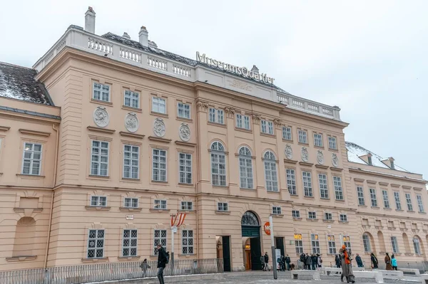 Touristen Besuchen Museumsquartier Österreich — Stockfoto